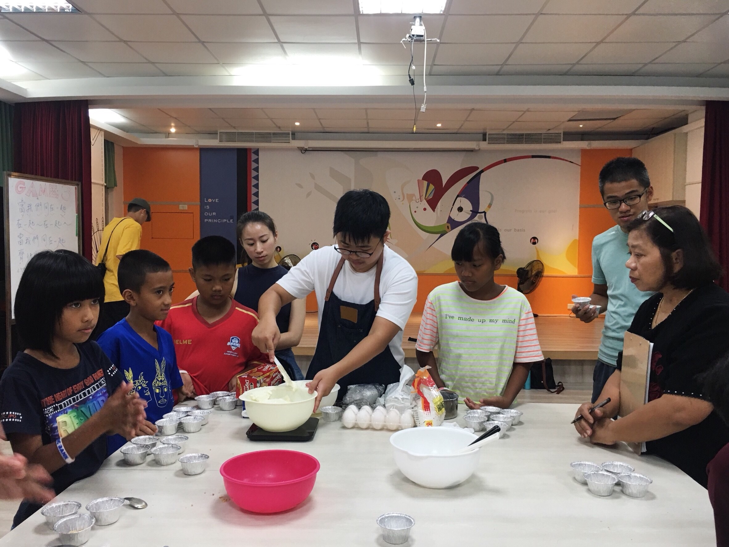 「深夜黑白切手工點心」隊長李奇芳為孩子們示範做乳酪蛋糕！_big