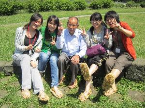 大家與擔魚耆老柳先生一起合照