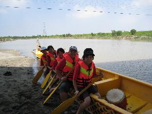 學員體驗划龍舟合照