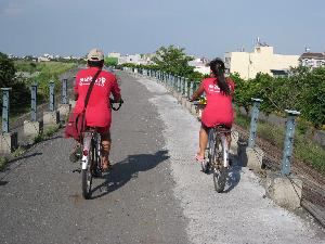 朴子溪堤頂騎自行車