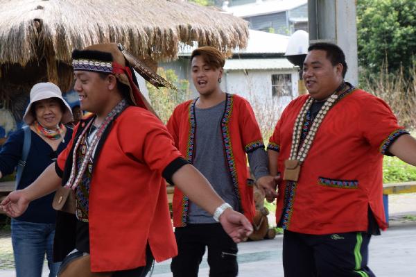 Img:由部落青年引導文化導覽，從街道的HUFU建築刻意象彩繪圖騰...等，可以認識茶山部落的