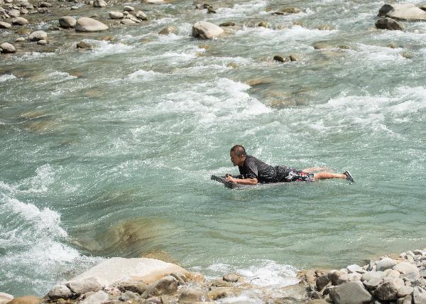 Img:部落達人親自示範淺溪漂漂河