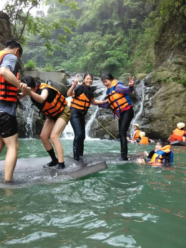 Img:珈雅瑪天然SPA瀑布區，是經大自然洗禮而形成的瀑布，沿途豐富的自然生態蔓延到瀑布區，當族人一躍冷泉之